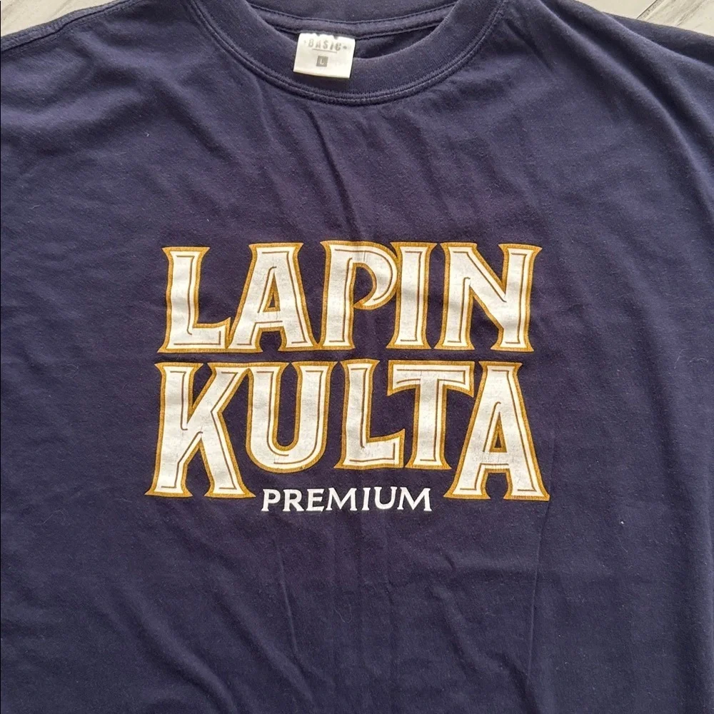 Vintage Men’s Short Sleeved T Shirt Lapin Kulta Logo in White and Gold Size L